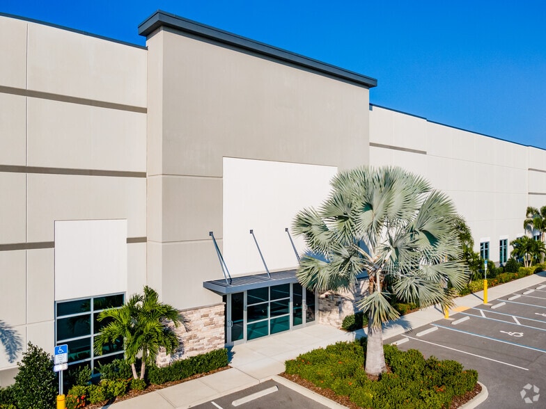 More Photos Of 3145 Lakewood Ranch Blvd, Bradenton Warehouse For Lease