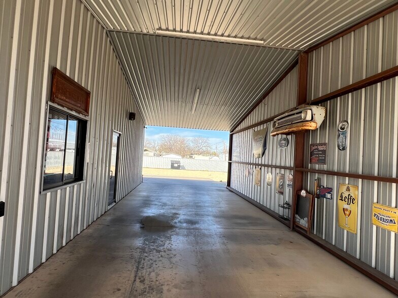 More Photos Of 1061 Cypress St, Roscoe Storefront For Sale