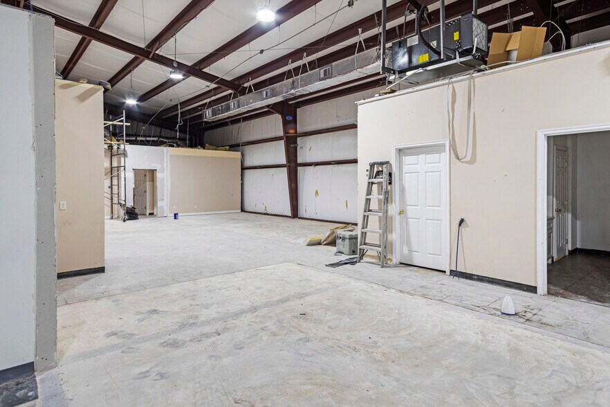 More Photos Of 1504 S Frazier St, Conroe Light Distribution For Lease