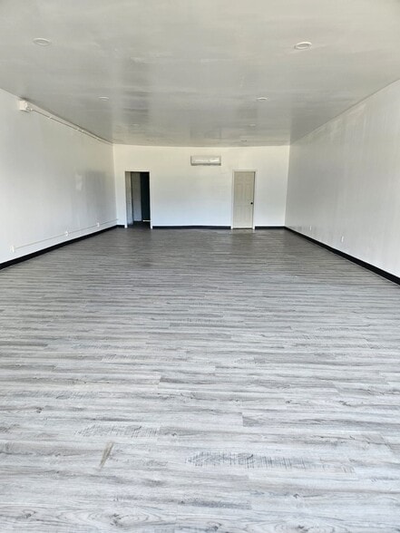More Photos Of 2610-2626 Kilburn Ave, Rockford Storefront For Lease