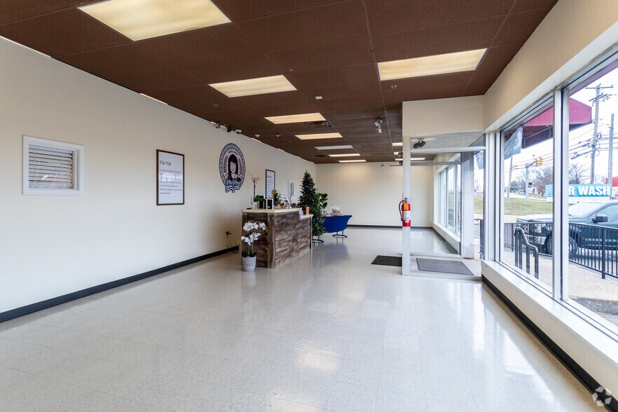 More Photos Of 252 Bethlehem Pike, Colmar Showroom For Lease