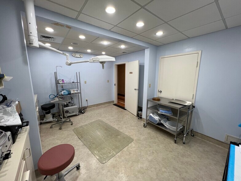 More Photos Of 2 1/2 Dearfield Dr, Greenwich Medical For Lease