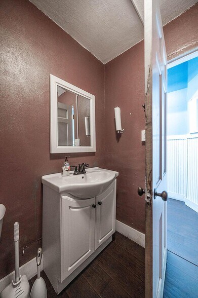 More Photos Of 145 Edison Ave, Circleville Sports And Entertainment For Sale