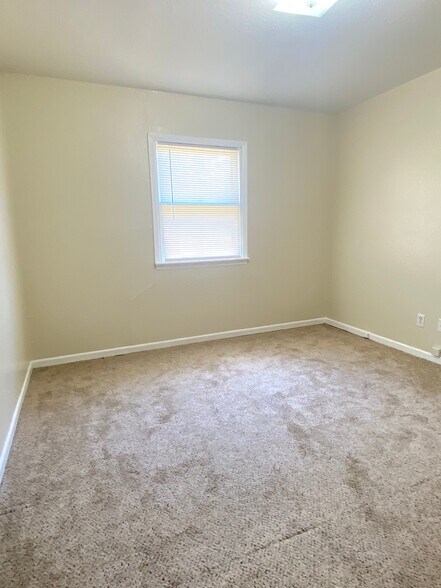 More Photos Of 1014 SW 33rd St, Topeka Specialty For Sale