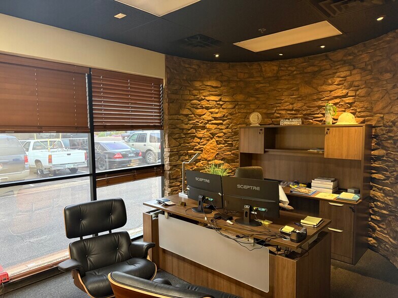 More Photos Of 8271 E Gelding Dr, Scottsdale Distribution For Lease