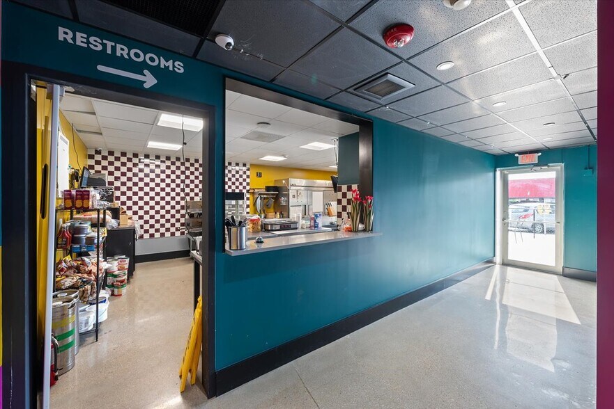 More Photos Of 7 S 4th St, Council Bluffs General Retail For Lease
