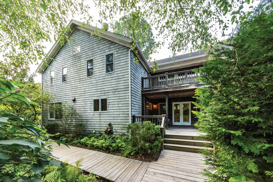 More Photos Of 31 N Main St, East Hampton Hospitality For Sale