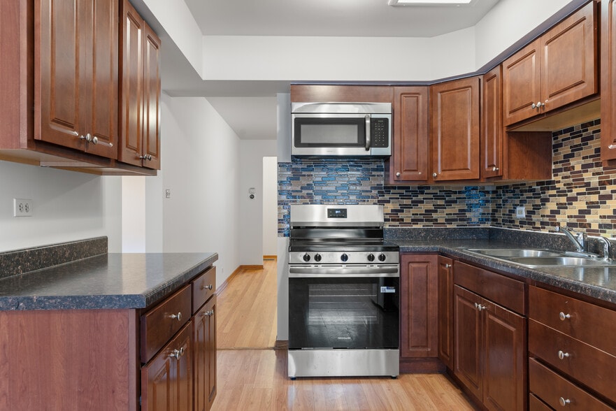 More Photos Of 6135 N Elston Ave, Chicago Office Residential For Sale