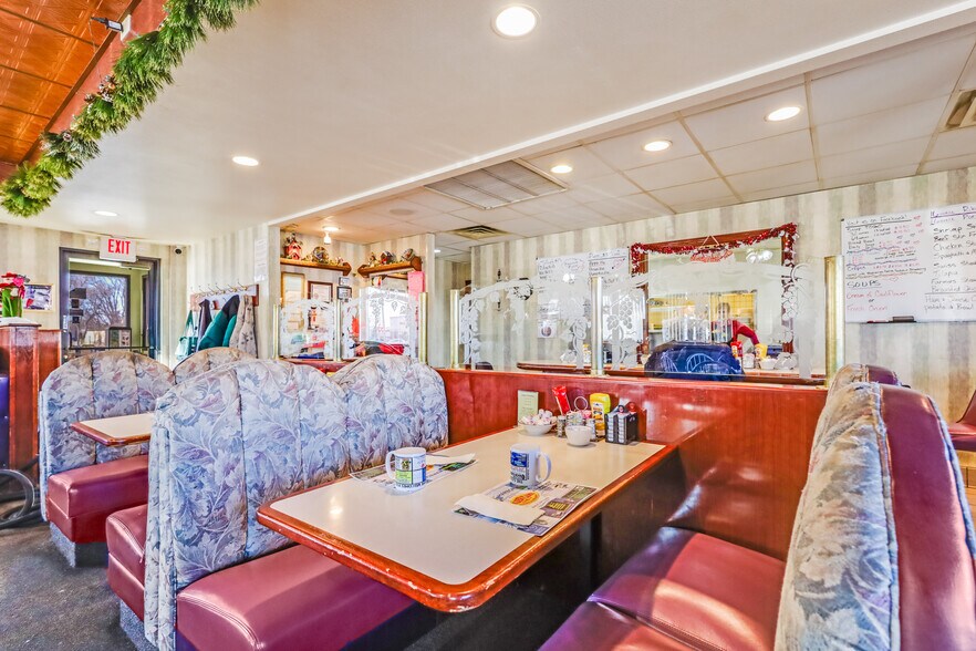 More Photos Of 2604 Custer St, Manitowoc General Retail For Sale