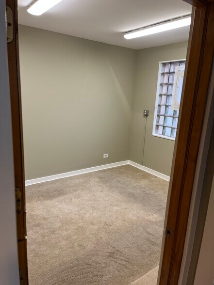 More Photos Of 2227-2231 W Belmont Ave, Chicago Veterinarian Kennel For Lease