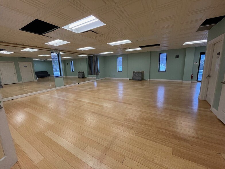 More Photos Of 1768 Litchfield Tpke, Woodbridge Office For Sale