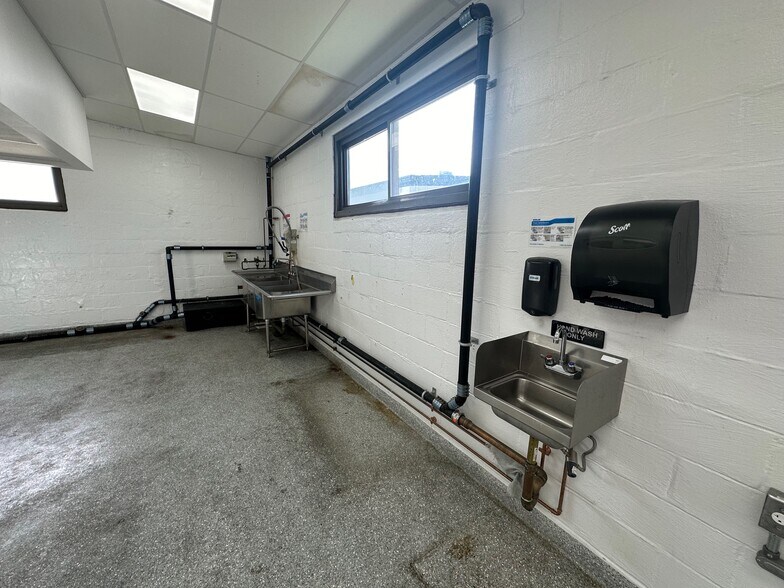 More Photos Of 49-R High St, Woburn Warehouse For Lease