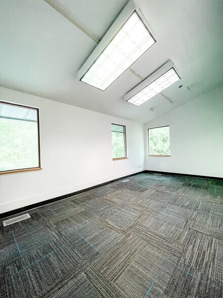 More Photos Of 2400 Empire Central, Dallas Medical For Sale