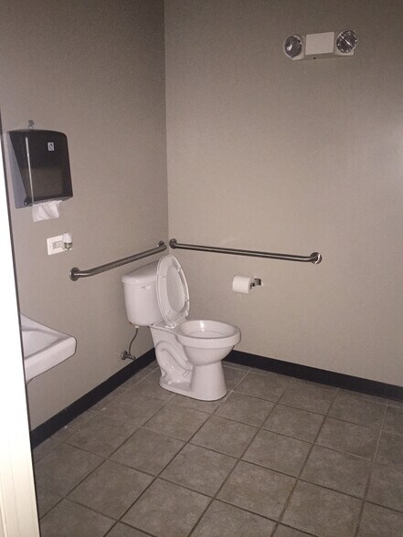 More Photos Of 9042 Hornbaker Rd, Manassas Industrial For Lease