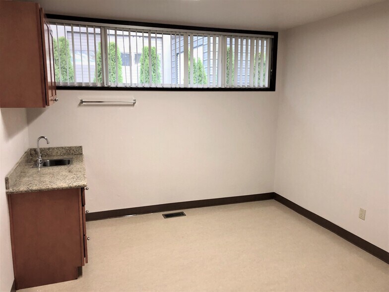 More Photos Of 19220 Mcloughlin Blvd, Gladstone Medical For Lease