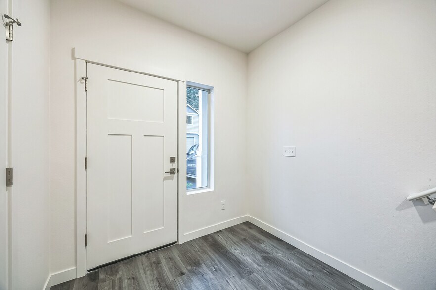 More Photos Of 3005 Russell Rd, Centralia Apartments For Sale