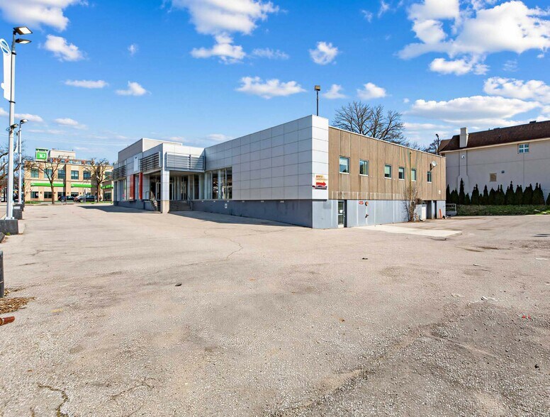 More Photos Of 1661 Avenue Rd, Toronto Auto Dealership For Lease