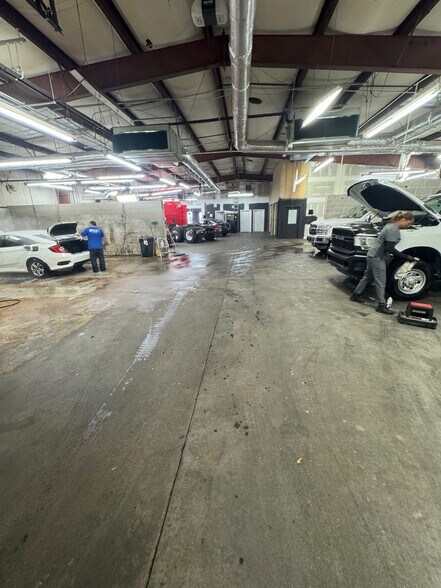 More Photos Of 2370 Covington Cv, Memphis Auto Repair For Lease