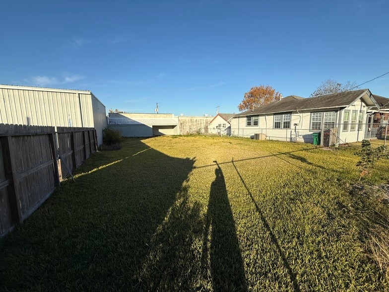 More Photos Of 117-119 W Pearce St, Baytown Flex For Sale