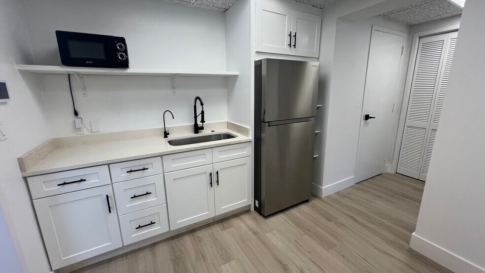More Photos Of 504 S Moody Ave, Tampa Office For Sale