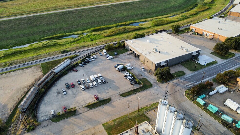 Primary Photo Of 1207-1209 Round Table Dr, Dallas Warehouse For Lease