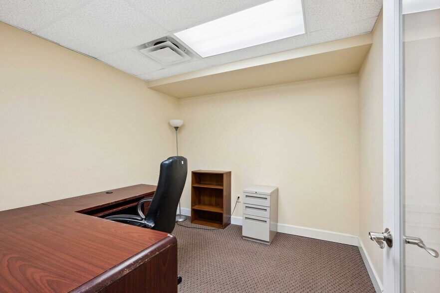 More Photos Of 16238-16242 N Florida Ave, Lutz Office Residential For Lease