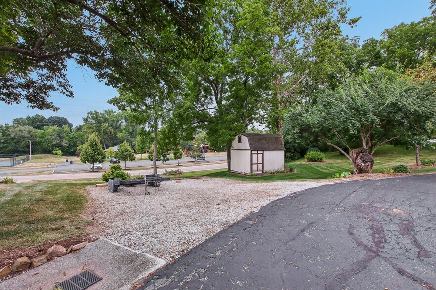 More Photos Of 399 W Main St, Greenwood Office For Sale