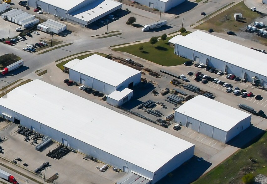 More Photos Of 3621 Shelby Ln, Denton Manufacturing For Lease