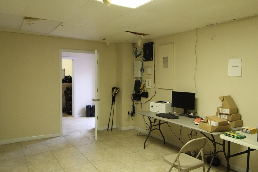 More Photos Of 950 Bell Rd, Sarasota Warehouse For Lease