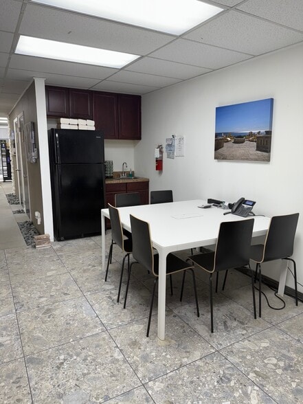 More Photos Of 2862-2898 NW 79th Ave, Miami Showroom For Lease