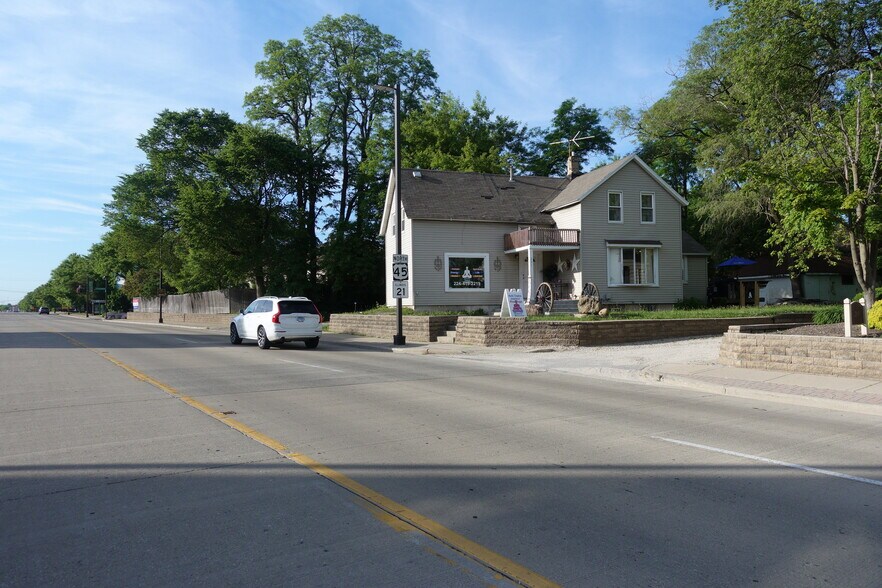 More Photos Of 231 N Milwaukee Ave, Wheeling Freestanding For Sale