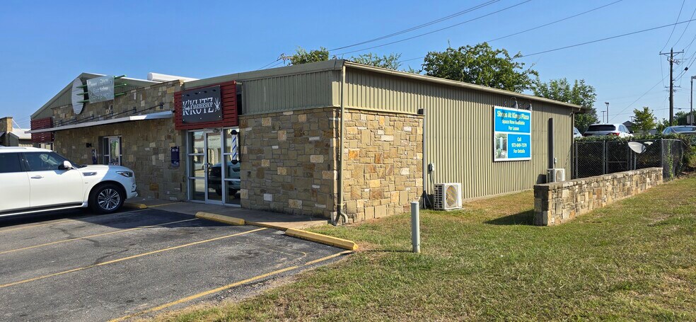 More Photos Of 206 Kings Plz, Granbury Freestanding For Sale