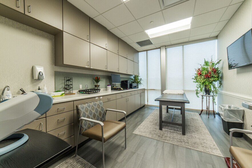 More Photos Of 808 S 52nd St, Rogers Medical For Sale