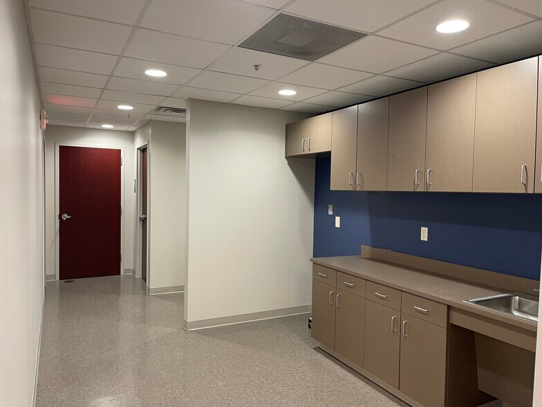 More Photos Of 1907 Jumer Dr, Bloomington Office For Lease