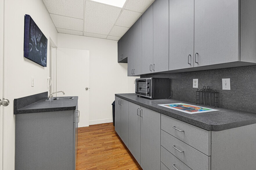 More Photos Of 2000 Cedar Dr, La Marque Freestanding For Sale