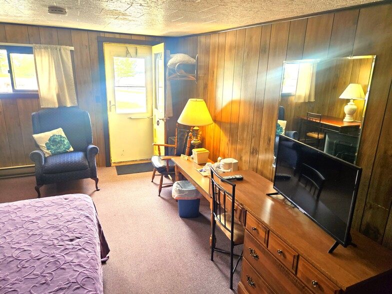 More Photos Of 24 Harris Point Rd, Eastport Hotel For Sale