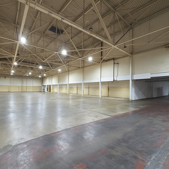 More Photos Of 6800 N Chestnut St, Ravenna Warehouse For Sale