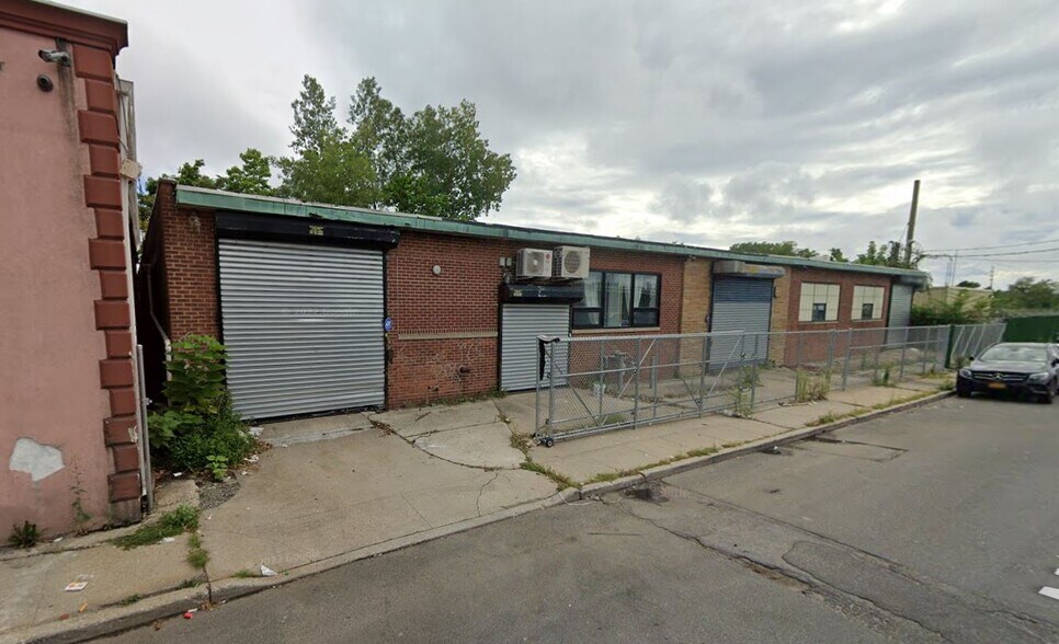 Primary Photo Of 23 Nassau Ave, Inwood Warehouse For Lease
