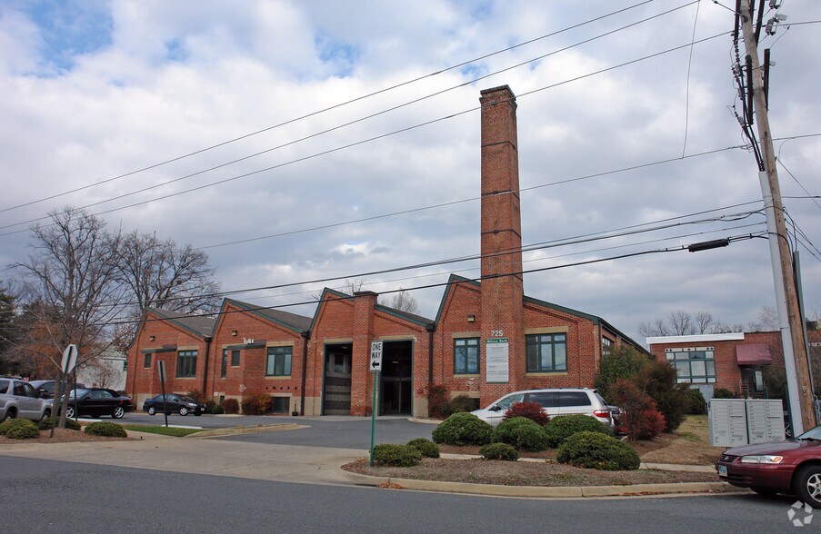 More Photos Of 725 Jackson St, Fredericksburg Office For Lease