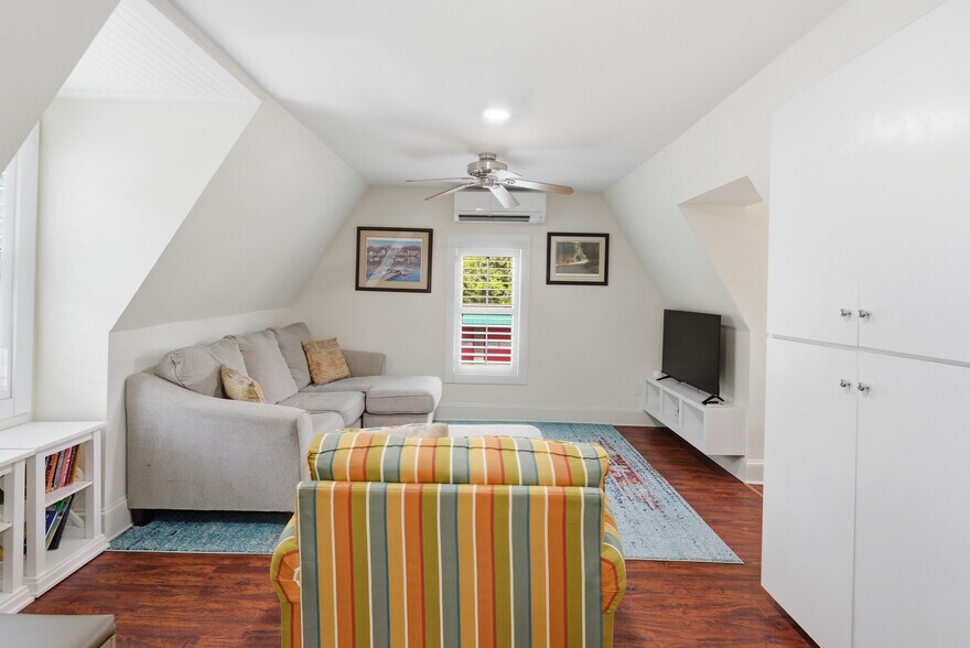 More Photos Of 119 N Davis St, Southport Hospitality For Sale