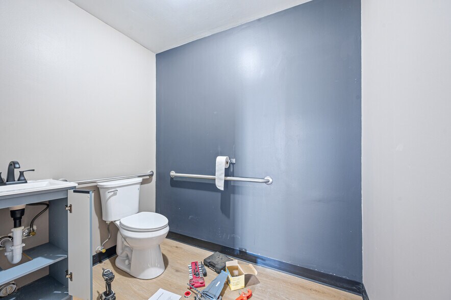 More Photos Of 1508-1574 N Mitchell St, Cadillac General Retail For Sale