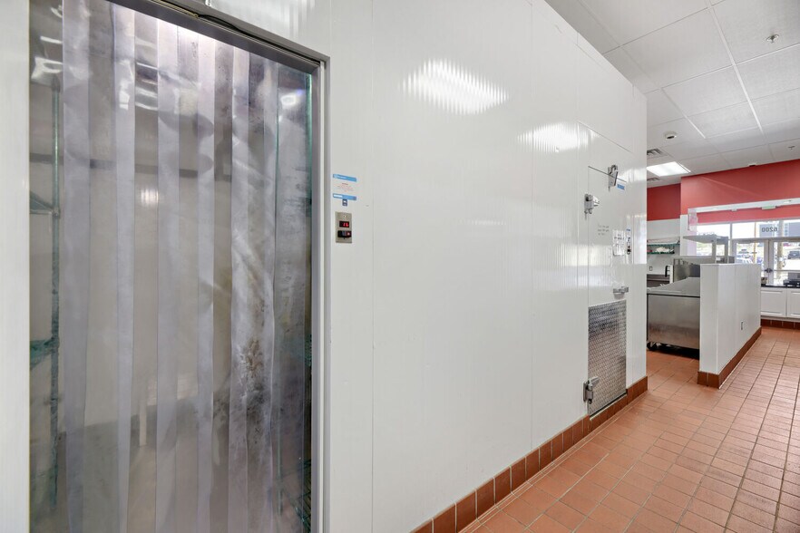 More Photos Of 6200 Leetsdale Dr, Denver Storefront For Lease