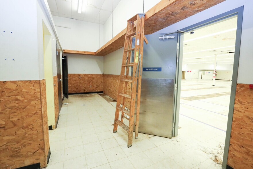 More Photos Of 902 N Lewis St, Glenville Drugstore For Sale