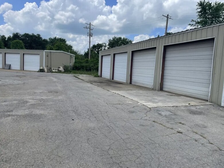 More Photos Of 117 S Walnut Ave, Republic Warehouse For Sale