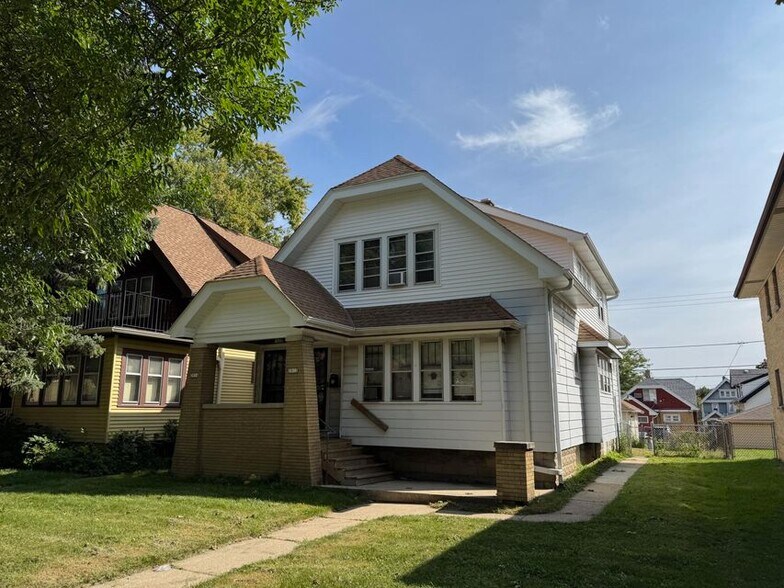 Primary Photo Of , Milwaukee Multifamily For Sale
