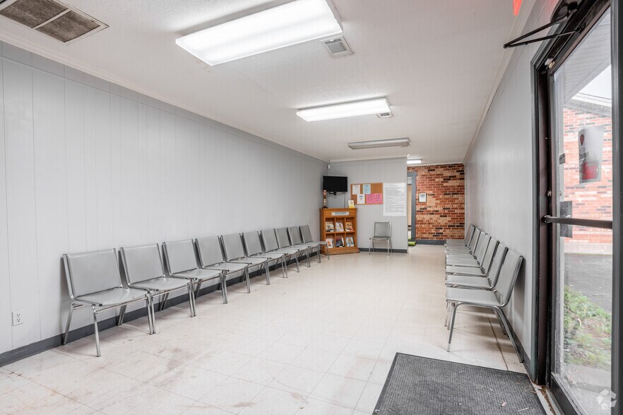 More Photos Of 2100 Highway 365, Nederland Medical For Sale