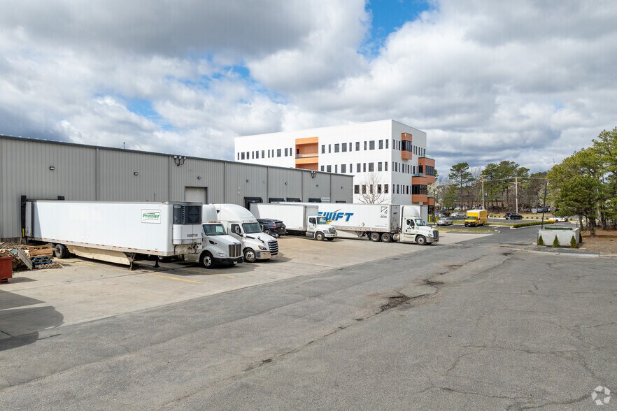 More Photos Of 475 Oberlin Ave S, Lakewood Warehouse For Lease