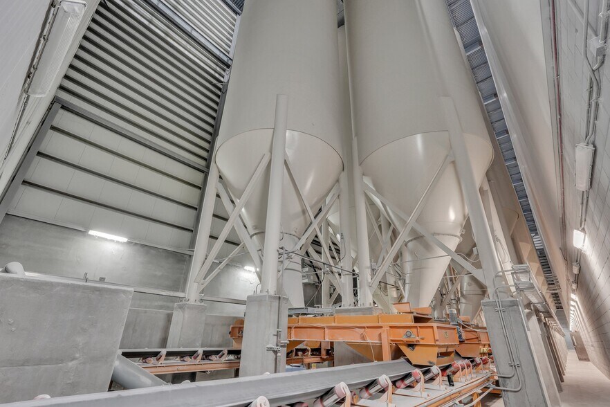 More Photos Of 1 Ceasarstone Dr, Richmond Hill Manufacturing For Sale