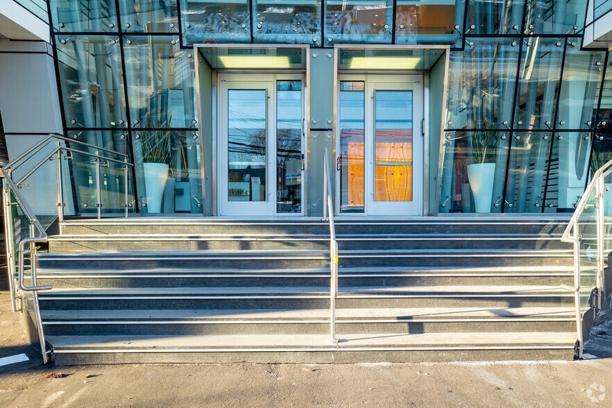 More Photos Of 805 Northern Blvd, Great Neck Office For Sale