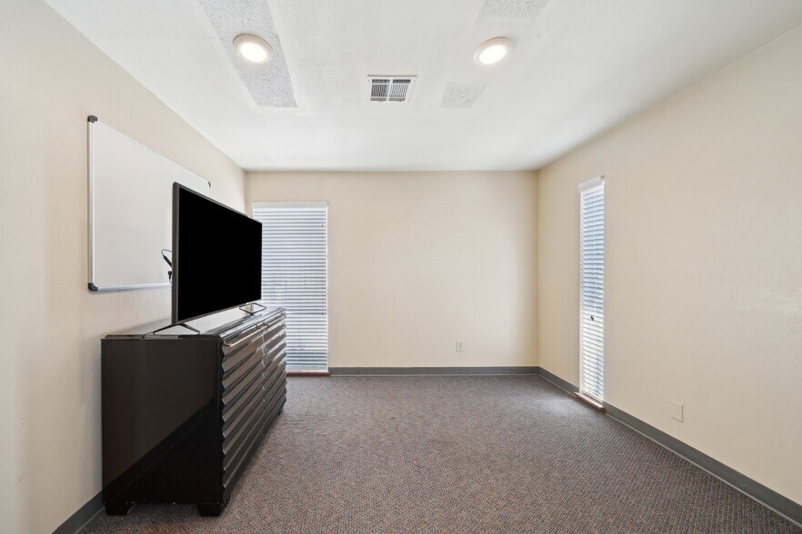 More Photos Of 4434-4437 S 74th Ave, Tulsa Warehouse For Sale